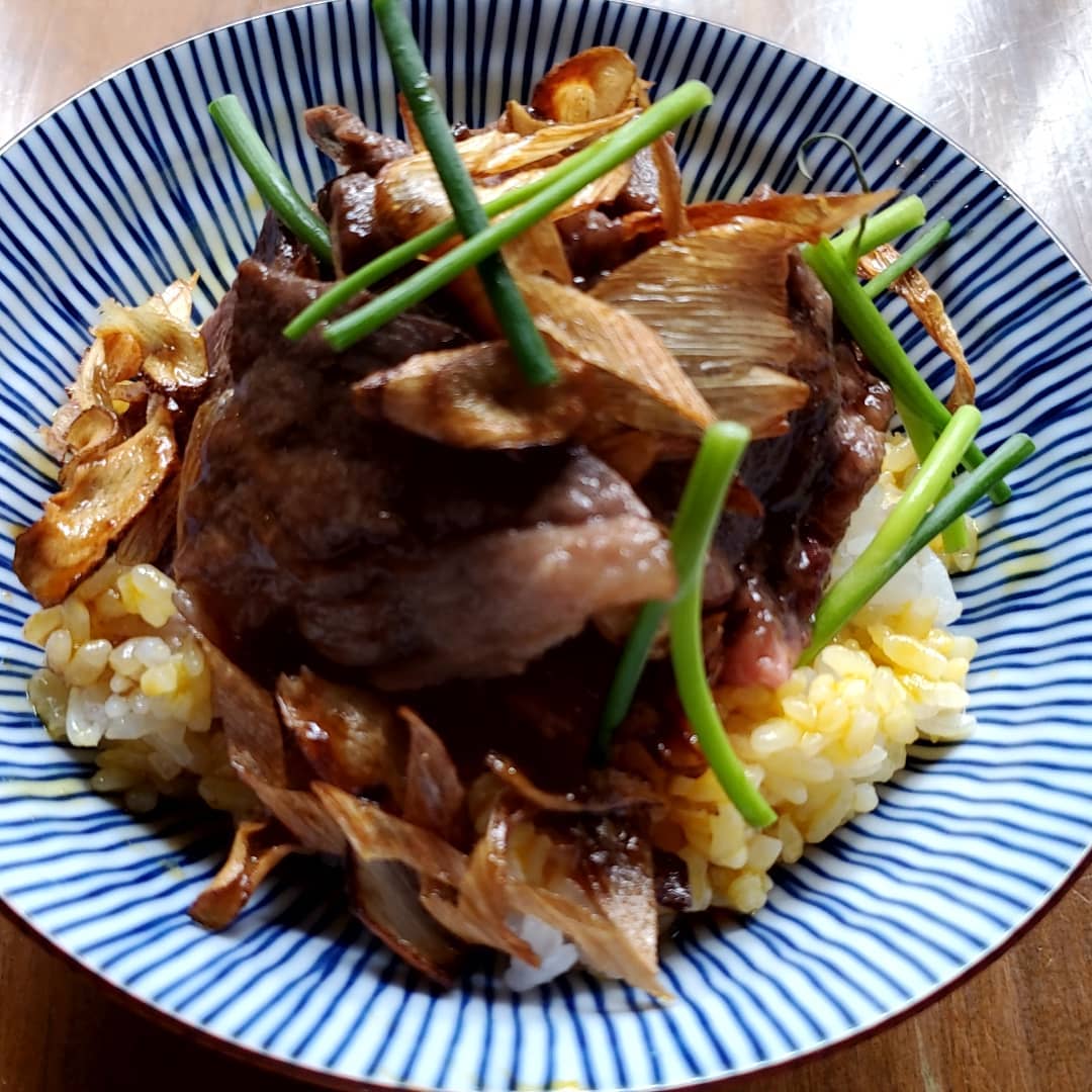 黒毛和牛の牛ご飯

このご飯テーマは｢すぐい旨い｣

しみじみ旨いとか、品のよい旨さとかそんなんじゃありません。

揚げネギと揚げゴボウ、ご飯に卵黄、すき焼き風なタレをかけて食べます

すぐ旨いです

#浦和東口　 #浦和　 #居酒屋　 #黒毛和牛　 #すき焼き　 #〆のご飯　