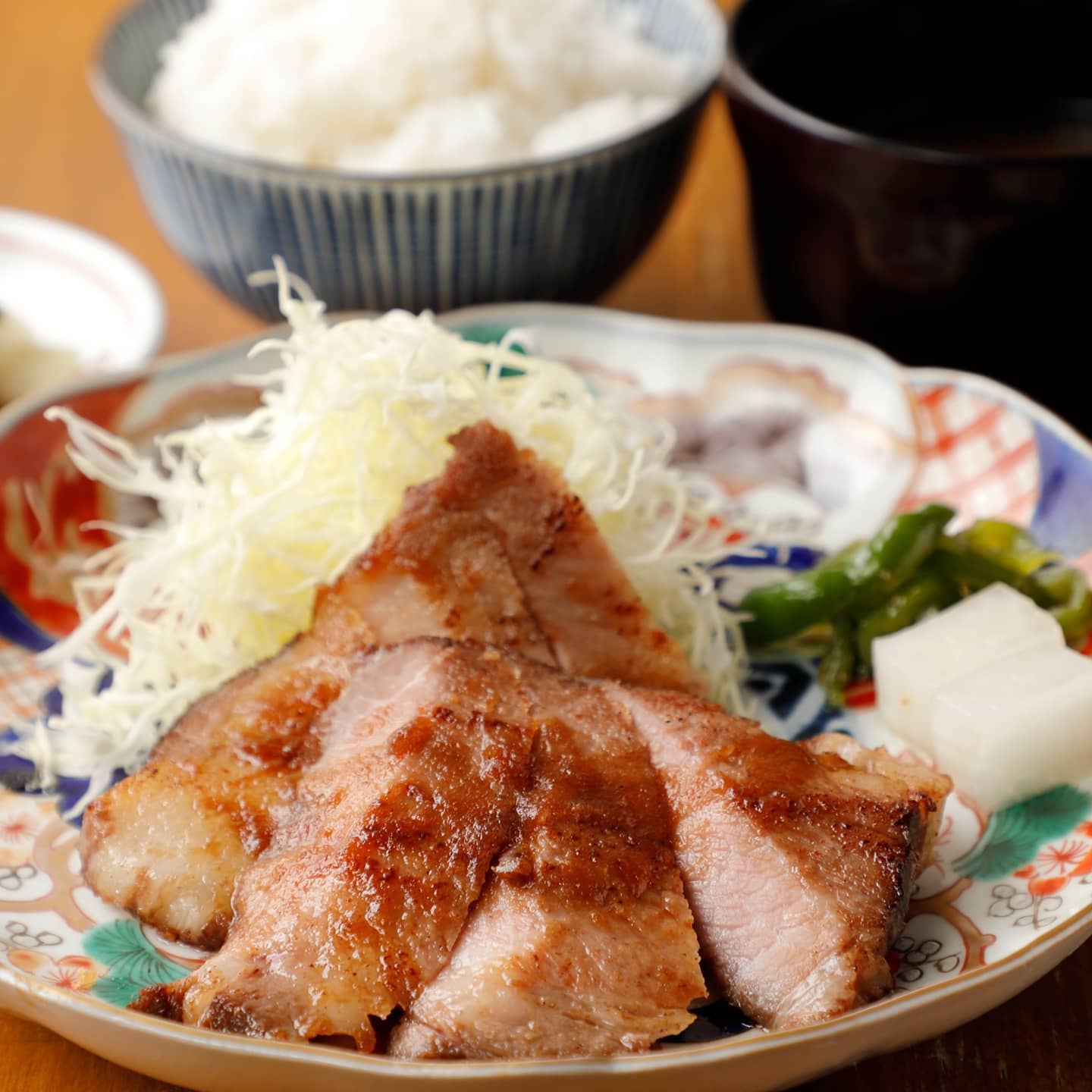 お休みのお知らせです
2月1日~2月4日はお休みいただきます
毎年2月に2日連休をいただいていたのですが、今年はまぁこんな感じですし長めにお休みいただくことにしました。
久々の4連休。
2連休以上の休みはなんなら10年ぶりくらい
何しようかなぁ
旅行も行けないしなぁ
外ブラブラするってのも不要不急の極みだしなぁ
迷うー
ちなみに写真はランチの「とんてき定食」です
とんかつと同じくイベリコ豚の肩ロースを12時間低温調理したものをステーキのように焼いてお出ししてます。
よろしければポーク山かつのランチに是非
#浦和 #浦和東口 #ランチ #とんかつ #とんてき #カツカレー #イベリコ豚 #赤豚 #埼玉産香り豚 #豚肉料理