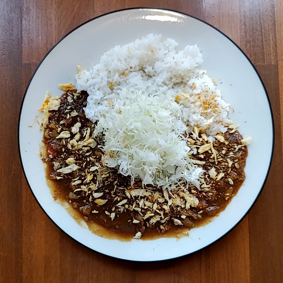 今日のまかないは昨日余った肉じゃがを小さく刻んで「肉じゃがカレー」
上からスパイスパン粉をかけてみました。

6月20日まで蔓延防止なんたらが延長らしく…

まぁ、5月末で終わるとは思ってませんでしたけどね

迷いますよねぇ…

スタッフの子達の生活を守りたいとか、窮地に陥ってる酒屋さんなどの業者さんの売上にも貢献したいとかって思いもある

なら、酒売って夜の20時以降も営業するか

でも、みんな我慢してるのに自分達だけルール破って自分勝手に動くのもなぁとも思う

実に迷う。

迷いすぎてハゲそう

これでハゲたら労災おりるかなぁ

#浦和　 #浦和ランチ　 #浦和東口　 #トンカツ　 #トンテキ　 #カツカレー　 #イベリコ豚　 #赤豚　 #香り豚　 #まかない　 #居酒屋　