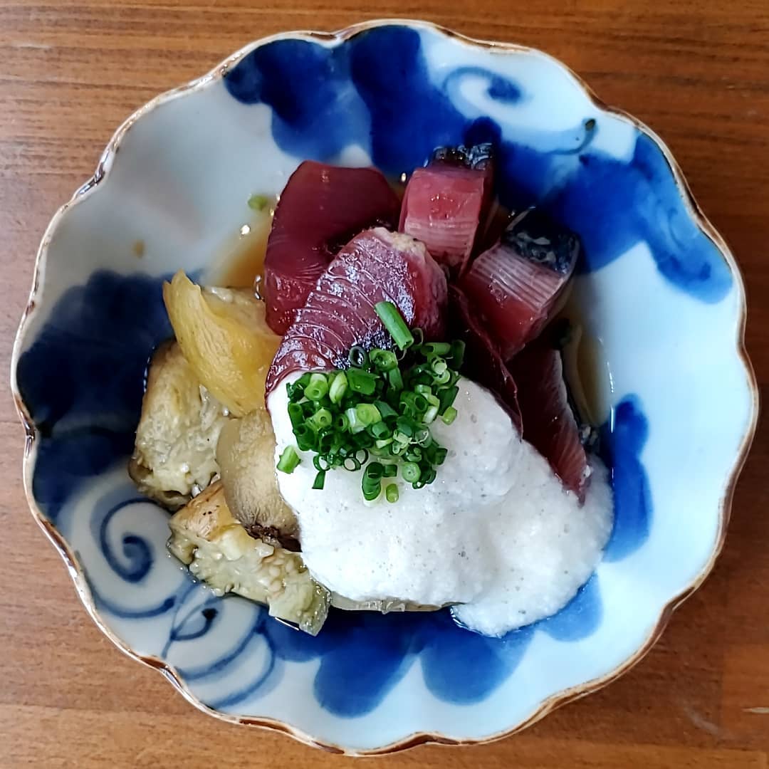 今日のメニューより

「かつおのづけと冷やし焼きナス　とろろ掛け」

実に夏らしい感じに仕上がりました。

でも、痒くなるから嫌だとスタッフが山芋をおろすのを拒否するので困ってます…

「気合いでなんとかしろ」とか言うとパワハラになるので、誰か僕の替わりにガツンと言ってやってください

#浦和　 #浦和ランチ　 #浦和東口　 #トンカツ　 #トンテキ　 #カツカレー　 #イベリコ豚　 #赤豚　 #香り豚　 #まかない　