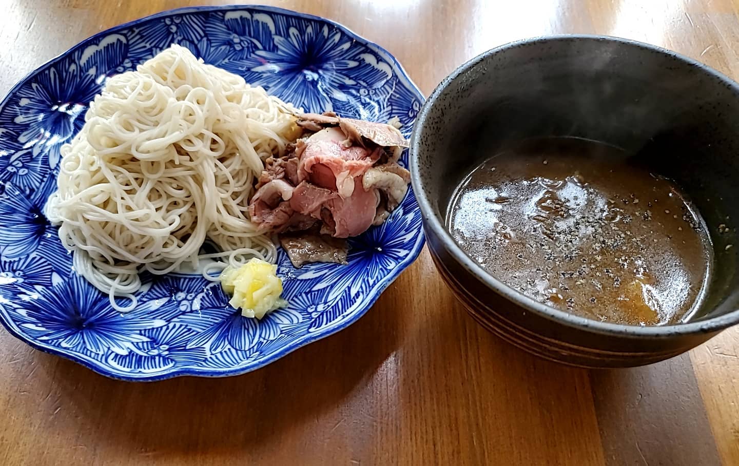 昔から、テレビがついてるとずーっと見ちゃうタイプ
それが面白くなくても、画像が動いてさえいればずーっと見ちゃいます
昨日、Amazonプライムで何となく再生した「世界の車窓から」
気付いたら一時間くらい見てました。
CMがあるとハッっと我に返れるんですけどね
今日のまかないは「カレーつけめん」
麺はそうめんです
#浦和 #浦和ランチ #浦和東口 #トンカツ #トンテキ #カツカレー #イベリコ豚 #赤豚 #香り豚 #まかない