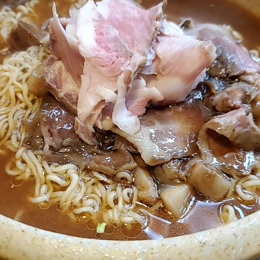 本日のまかないはジャンクに。
サッポロ一番味噌ラーメンに魯肉飯の餡をぶっかけた「魯肉麺」でした

昨日はオヤシラズを抜き、その足で映画見て来ました。

「映画大好きポンポさん」

絵柄とは裏腹に実に熱いストーリー
クリエイターってかっけーなぁと思える作品。
オススメです。

#浦和　 #浦和ランチ　 #浦和東口　 #トンカツ　 #トンテキ　 #カツカレー　 #イベリコ豚　 #赤豚　 #香り豚　 #まかない　 #居酒屋　