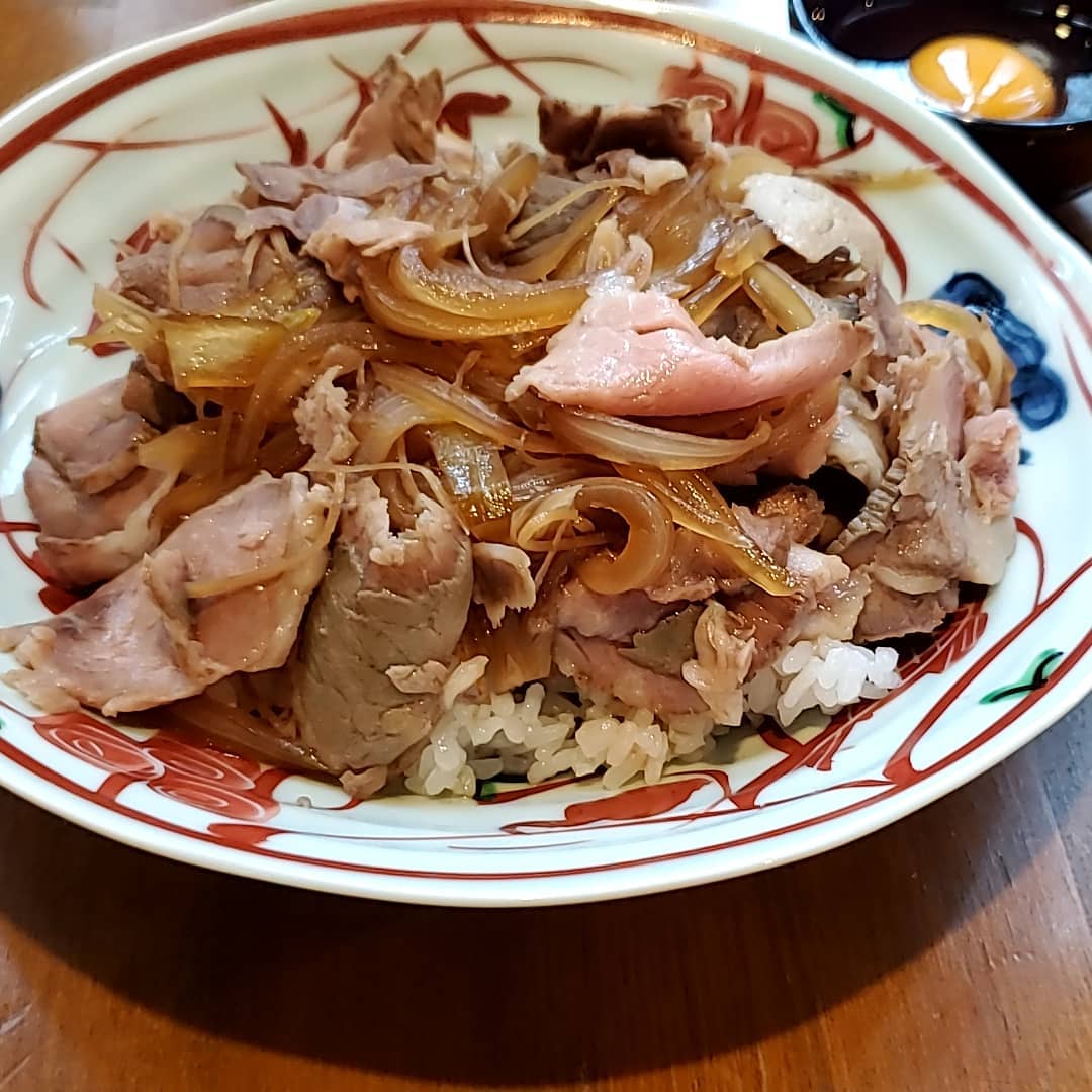 虫が嫌いです。
あんなの素手で捕まえて持ち歩くとか正気の沙汰じゃない。
でも、子供の頃はバッタとかセミとかよくつかまえてました。
いつから嫌いになったのか?
なんで嫌いになったのかもわからん。
周りの人達も虫は嫌いという人は多い
大人になると自然と虫が嫌いになるのかもしれない。
そう考えると、大人になっても虫を追っかけまわしてたファーブルってすごいなぁ
今日は虫の日だそうです
全然関係ないけど今日のまかないは豚丼でした。
#浦和 #浦和ランチ #浦和東口 #トンカツ #トンテキ #カツカレー #イベリコ豚 #赤豚 #香り豚 #まかない