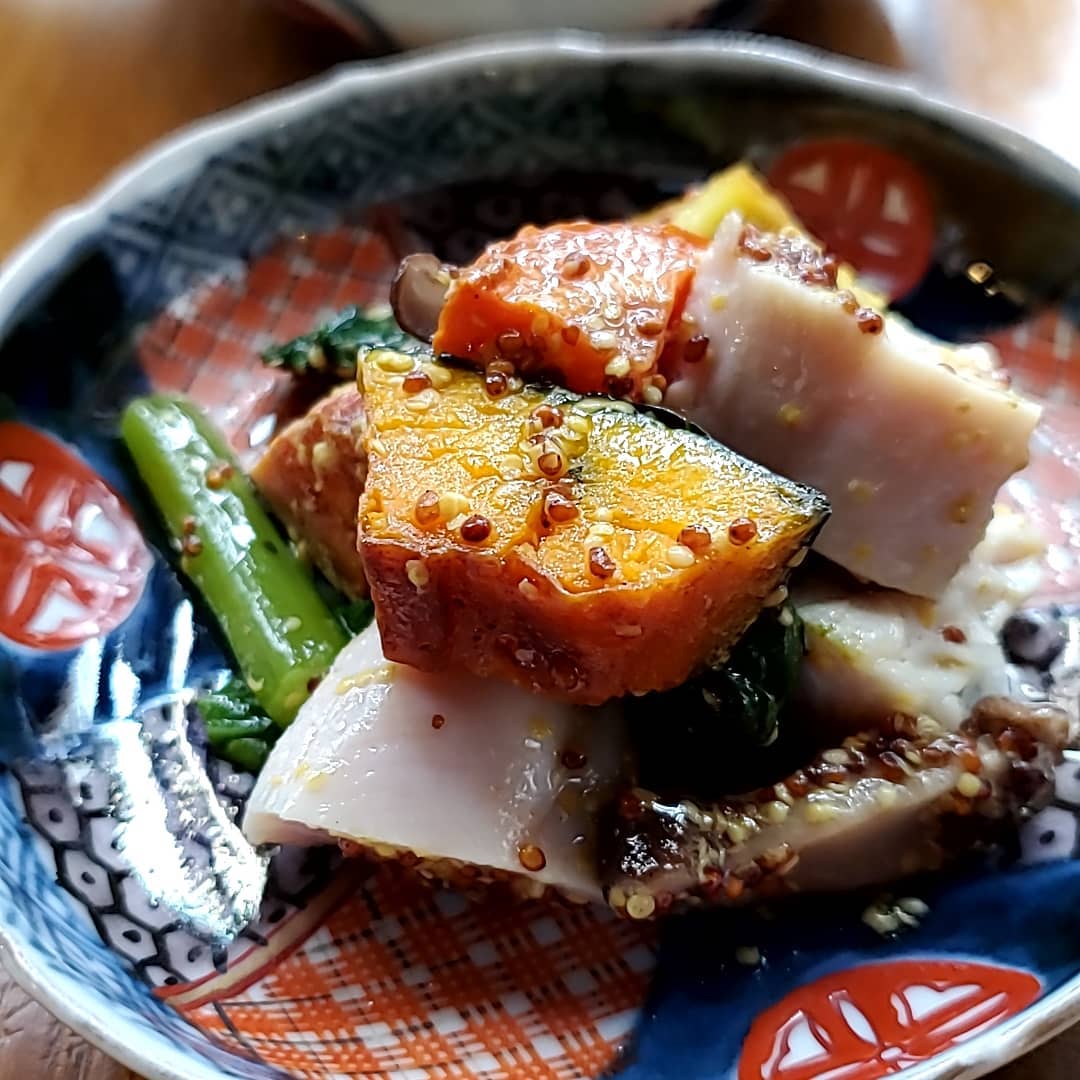 明日から販売開始いたしやす。
「秋野菜とお豆のサラダ仕立て」

シンプルな味付けですが酒のあてにもなる優秀なヤツです。
ちなみに写真はお豆いれ忘れたバージョンです。

#浦和　 #浦和東口　 #居酒屋　 #つまみ　 #サラダ　 #秋野菜　 #とんかつ　 #イベリコ豚　 #岩中豚　 #赤豚　