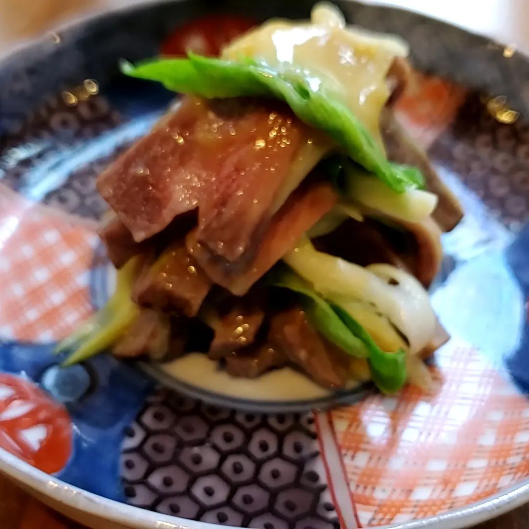 久々に料理の写真です
「仙台牛と葉にんにくのぬた」
昨年末から不定期に出してるメニューです。
魚はもちろんですが、肉のぬたもなかなか良いもんです。
ぬる燗とあわせていかがでしょう

#浦和　 #居酒屋　 #仙台牛　 #ぬた　 　