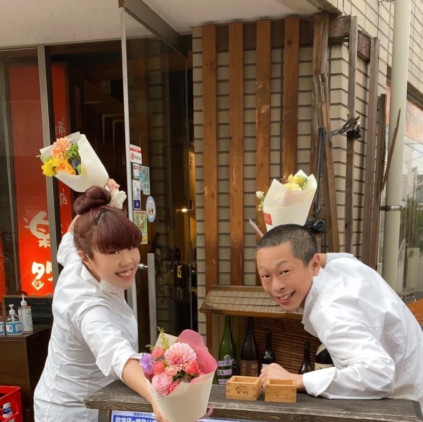 【ご挨拶】
昨日、3月3日をもちまして浦和酒店楽多を閉店させていただきました。

こんなコロナ禍なのに最後の会に参加してくださった方々、顔だけでもとわざわざ来店してくださった皆様、本当にありがとうございました。

営業年数12年

本当にあっという間でした

なんなら嘘なんじゃねぇか？
ホントは5年くらいしかやってねぇんじゃねぇかと自分を疑ったりもします

廃業率が三年で70％とも言われる飲食店で俺みたいなのが12年もやれるわけがないと

でも、増えた白髪やどんどん悪くなる老眼を見ると「あぁ　嘘じゃねぇんだなぁ」と…

昔から人運(そんな言葉があるのかは知らんけど)にはツいてる方で、この店もお客さん・スタッフ・同業者・業者さんなどにはホントに恵まれました。
ここまでやってこれて、最後も良い形で閉められたのはそのお陰です

さて、今後の話ですがご存知の方も多いかとは思いますが共に12年間生き延びたスタッフ、山本すずはは結婚して飲食業界からは卒業。
わたくし安藤将也は4月いっぱいは休んで5月からDCTカンパニーという会社で半年ばかりお世話になったあと12月～1月頃新店舗を出店予定でございます。

新店舗の進行状況はこのインスタでご報告致しますのでよろしくお願いいたします

12年間ホントにお世話になりました。
皆様には感謝しかねぇっス

ありがとうございました！

#浦和　 #浦和東口　 #居酒屋　 #閉店のご挨拶　　　 #しばらく休み　 #どうぶつの森にこもる予定　 #なんやかんや楽しかったなぁ　