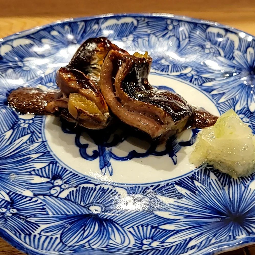 今月のメニューのご紹介
「秋刀魚と焼き茄子　肝醤油がけ」
です

写真わかりづらくてすいません

背開きにした秋刀魚に焼き茄子を挟んで焼いて、上から肝醤油
添えたのは大根おろしじゃなく冬瓜の甘酢和え
ひやおろしと一緒にどうぞー

　 #和食　 #ジビエ　 #カウンター　 　 #日本酒　