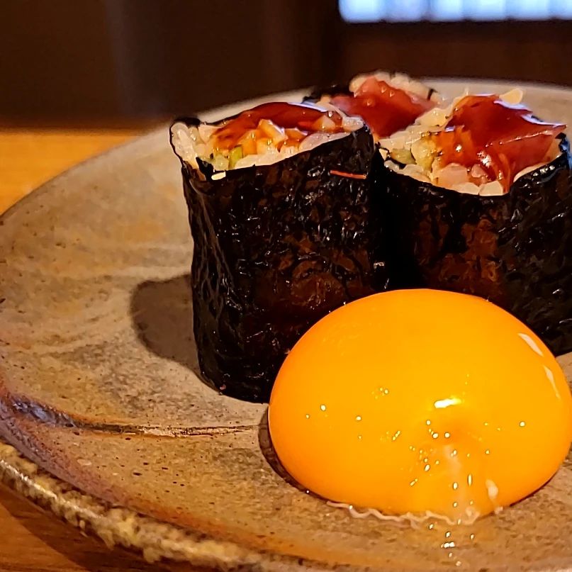 今日のお凌ぎはこれ
「かつおユッケ細巻き」

明日は定休日
何しよっかなぁ

ちなみにこの間の木曜日のお休みは一歩も外に出ずずーっとゲームやってました
まぁそんなんもたまには悪くないっす

　 #ジビエ　 #日本酒　 #カウンター　 #居酒屋　 #コース料理　 #細巻き　 #かつお　