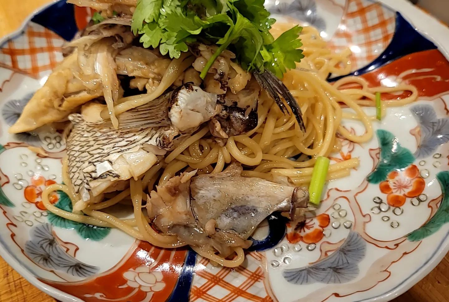 仕込みが早く終わったので久々にまかないをつくってみました
「鯛あらそうめん」
鯛あらの煮付けの汁でそうめん茹でたものです
わりと美味しかったです

　 #カウンター　 #コース料理　 #ジビエ　 #日本酒　 #鯛あら　 #そうめん　 　 ************************************
ご予約はこちらからどうぞ
https://edisone.jp/agarifuji/

浦和区東仲町15-16 1階
料理とお酒　あがりふじ