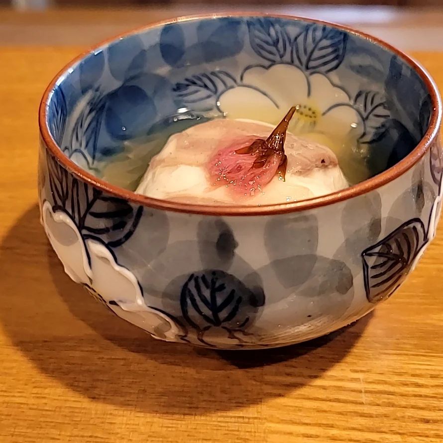 来月の試作
「飯蒸し　桜餡掛け」

　 #和食　 #日本酒　 #ジビエ　 #飯蒸し　 #コース料理　 #カウンター　

※※※※※※※※※※※※※※※※※
ご予約はこちらからどうぞ
https://edisone.jp/agarifuji/

浦和区東仲町15-16 1階
料理とお酒　あがりふじ