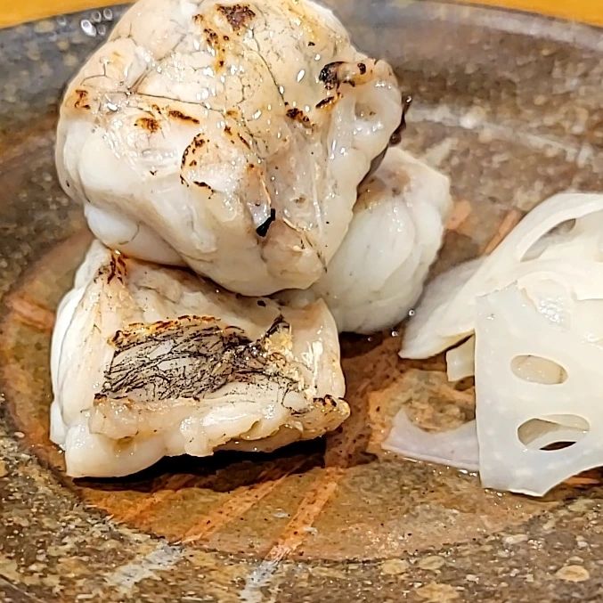 「焼きふぐ」
金沢の魚屋さんから送ってもらったふぐを昆布じめにしてから焼いてます
数日寝かせて熟成させたものも旨いですが、寝かさずフレッシュなものも旨いです

#和食　 #カウンター　 　 #ふぐ　 #ジビエ　 #もうちょいで一周年　 　

※※※※※※※※※※※※※※※※※
ご予約はこちらからどうぞ
https://edisone.jp/agarifuji/

浦和区東仲町15-16 1階
料理とお酒　あがりふじ