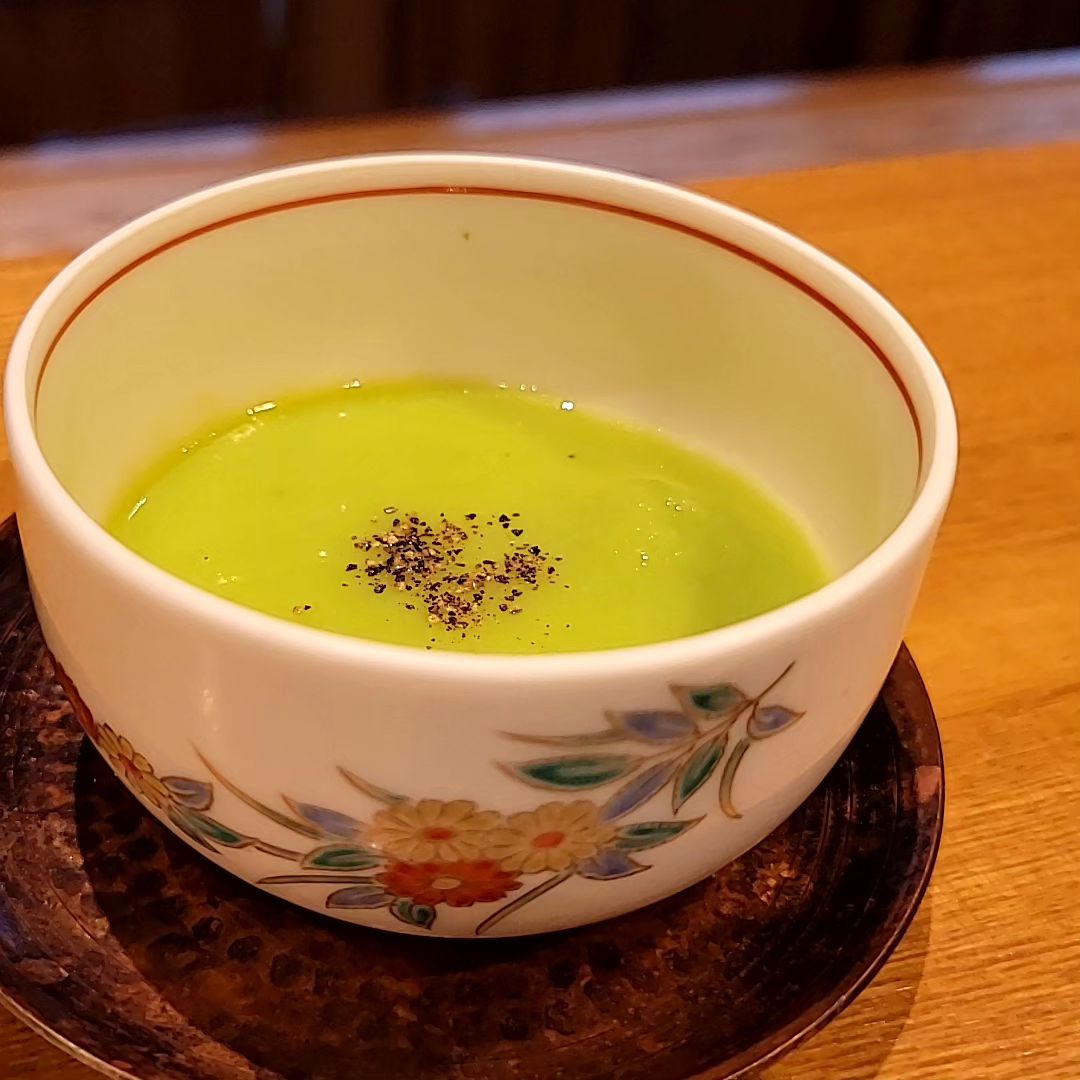 今月の料理
「空豆の茶碗蒸し」
チーズを入れた茶碗蒸しの上に空豆のペーストをのせてます
いい感じの仕上がりだと思います
よろしければぜひ

#浦和ディナー　 #和食　 　 #カウンター　 #空豆　 #茶碗蒸し　 
※※※※※※※※※※※※※※※※※
ご予約はこちらからどうぞ
https://edisone.jp/agarifuji/

浦和区東仲町15-16 1階
料理とお酒　あがりふじ