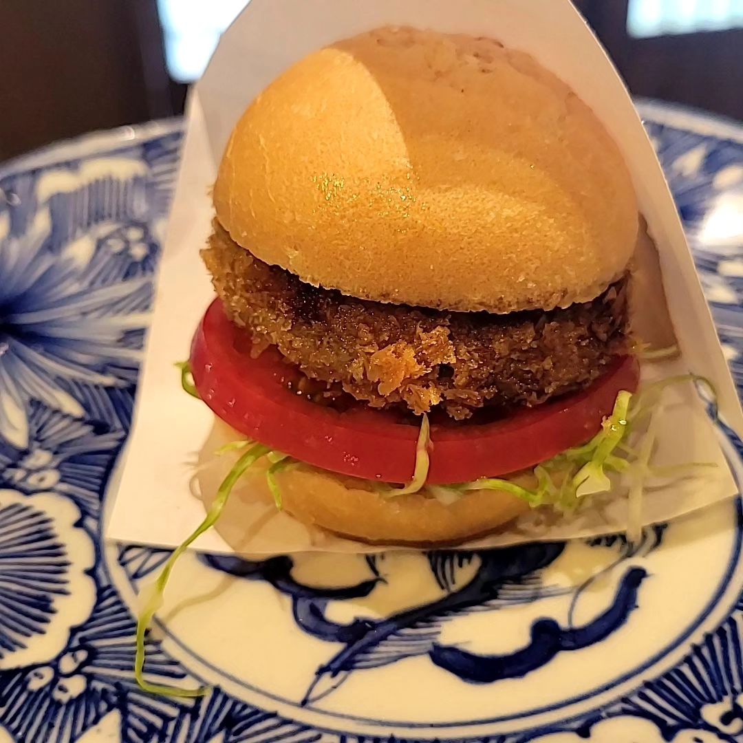 「鮎コロッケバーガー」

焼いた鮎にバターとうるかを混ぜでコロッケに
して小さいパンズでバーガーに

#浦和ディナー　 #和食　 #コース料理　 #日本酒　 #ジビエ　　 ※※※※※※※※※※※※※※※※※
ご予約はこちらからどうぞ
https://edisone.jp/agarifuji/

浦和区東仲町15-16 1階
料理とお酒　あがりふじ