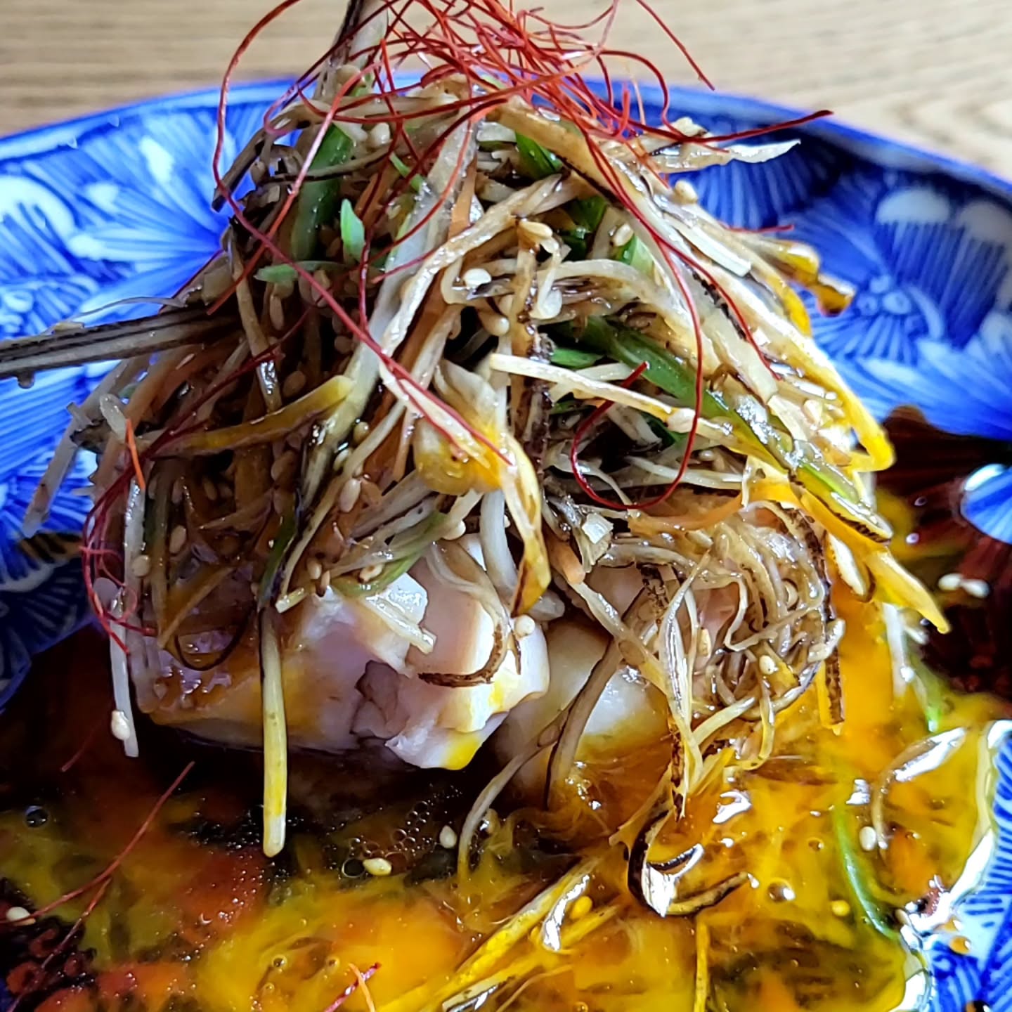 写真だとわかりづらいんで説明を

来月の肉料理
「鶏むね肉の低温調理 スキヤキソース」

来月のコースでは肉料理を二品ご用意しているのでこちらは重たくなりすぎないよう、あっさりとした鶏むね肉を使用しました。

とはいえ、メインとしての存在感は大切に。
甘辛いスキヤキ風のソースで、しっかりとした味わいに仕上げています。

見た目では少しわかりづらいのですが、器の底にはなめらかなマッシュポテトを敷き、その上に低温調理した鶏むね肉をのせています。
さらに、ゴボウ・人参・春菊をソテーして食感と香ばしさを足しました。

卵黄をからめてお召し上がりいただくと、よりコクのある味わいを楽しめるような仕立てにしてあります。

#浦和ディナー　 #浦和和食　 #コース料理　 #日本酒　 #ジビエ　 #あがりふじ　 
※※※※※※※※※※※※※※※※
ご予約はこちらからどうぞ
https://edisone.jp/agarifuji/

料理とお酒　あがりふじ

浦和区東仲町15-16 1階

定休日　月曜

営業時間
12:00〜23:00　※最終入店21:00
(12:00～17:00は２日前までにご予約お願いします)