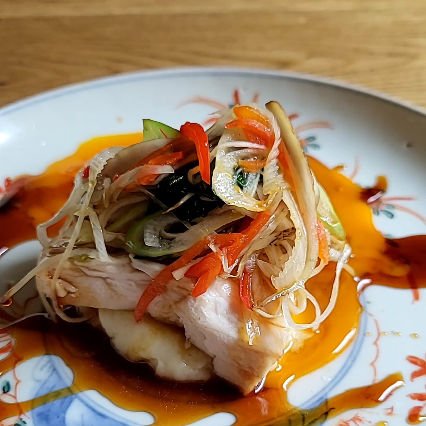 鶏胸はレモンと新生姜のソースで考えてましたがメインにしてはさっぱりとし過ぎな気がしたので変更

「鶏胸低温調理　香味野菜スキヤキソース」

レモンと新生姜のソースはもう一つの肉料理
「ラムとマンゴー」に使ってみようかと

#浦和ディナー　 #和食　 #コース料理　 #日本酒　 #ジビエ　　 #あがりふじ※※※※※※※※※※※※※※※※
ご予約はこちらからどうぞ
https://edisone.jp/agarifuji/

料理とお酒　あがりふじ

浦和区東仲町15-16 1階

定休日　月曜

営業時間
12:00〜23:00　※最終入店21:00
(12:00～17:00は２日前までにご予約お願いします)