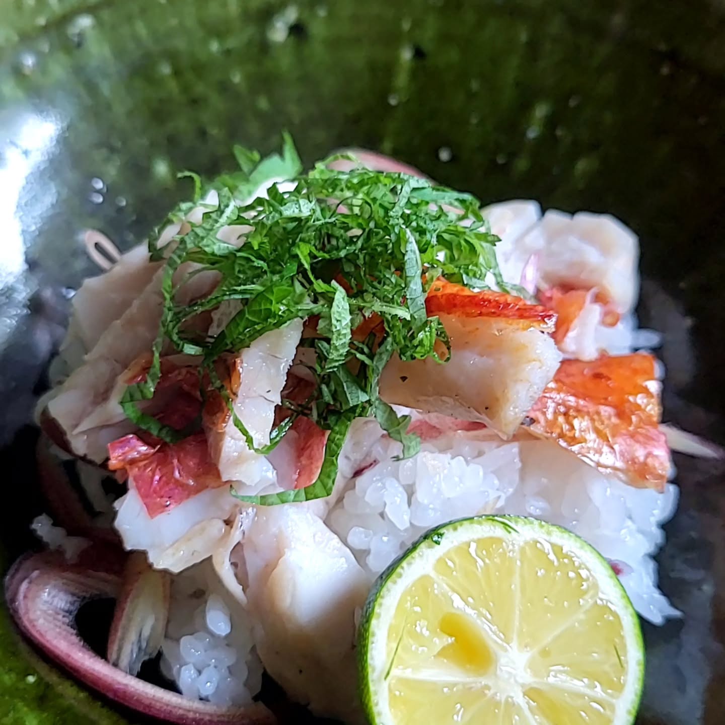 来月の料理
「すだち香る焼魚のご飯」

来月の〆のごはんは 
昆布締めにしてから焼いた白身魚にすだちをしぼってお召し上がりいただく「すだち飯」です

混ぜるたび、やさしい香りが立ちのぼります。

節目の食事や、ご家族とのひとときにもどうぞ。











※※※※※※※※※※※※※※※※
ご予約はこちらからどうぞ
https://edisone.jp/agarifuji/

料理とお酒　あがりふじ

浦和区東仲町15-16 1階

定休日　月曜

営業時間
12:00〜23:00　※最終入店21:00
(12:00～17:00は２日前までにご予約お願いします)