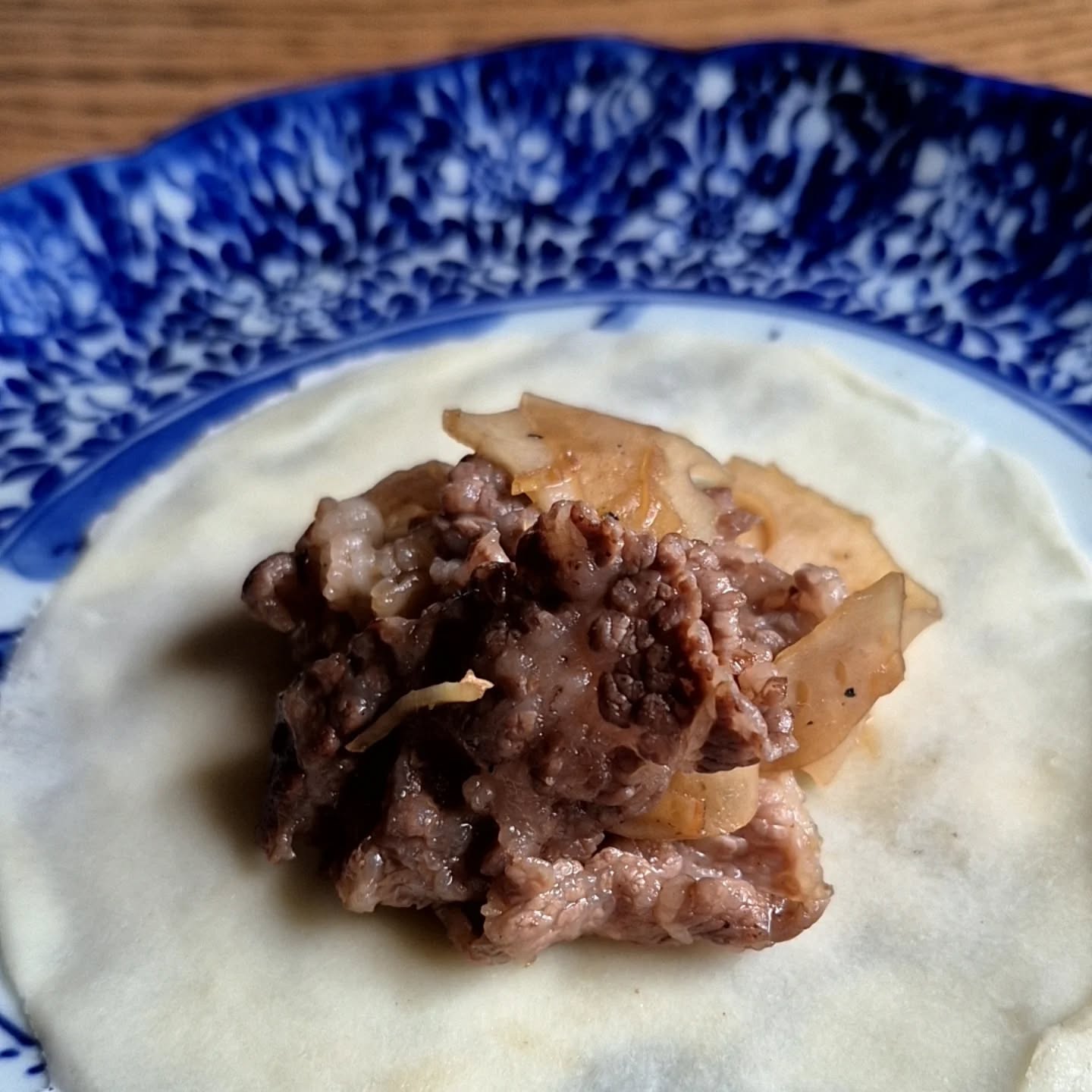 来月のメニュー(第一次案)

柿白和え
〆鯖サンドイッチ
椎茸すり流し
刺身
初秋のつまみいろいろ
松茸かます巻き
牛蓮根時雨煮と春餅
箸休め(未定)
肉(未定)
〆(未定)
甘味

この通りにはいかないと思いますが何となくこんな感じで考えてます

写真は「牛蓮根時雨煮と春餅」
春餅は中華風のクレープみたいな、小麦で作った薄い皮です

※※※※※※※※※※※※※※※※
ご予約はこちらからどうぞ
https://edisone.jp/agarifuji/

料理とお酒　あがりふじ

浦和区東仲町15-16 1階

定休日　月曜

営業時間
12:00〜23:00　※最終入店21:00
(12:00～17:00は２日前までにご予約お願いします)