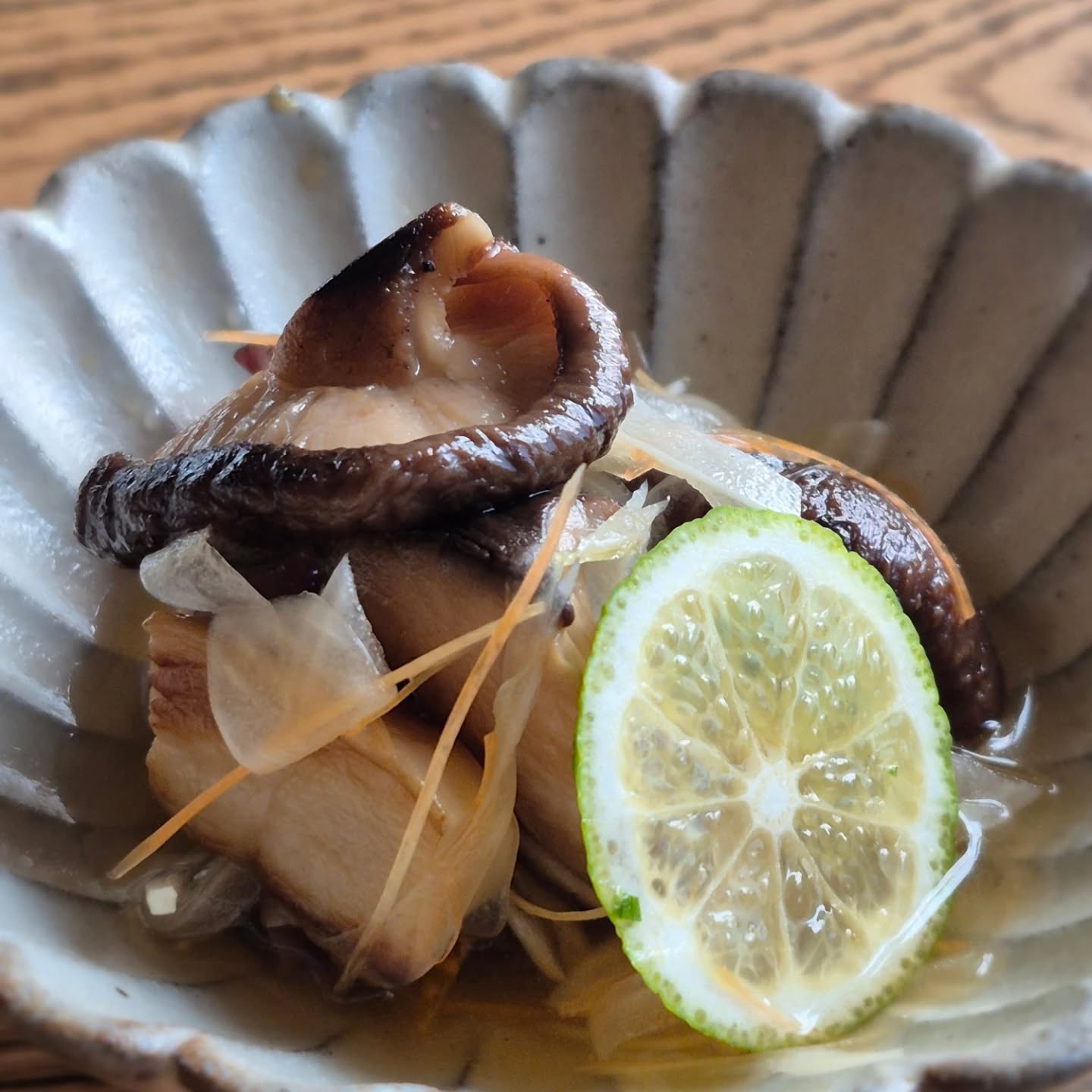 来月の献立です

【先付け】芹と蓮根ゴマだれ和え
【椀】　　ポルチーニと鱈のお椀
【刺身】　日替わり
【あて】　秋の酒菜いろいろ
【焼】　　テバ・レバ
【箸休め】洋梨白和え
【煮】　　煮穴子と春餅
【酢物】　茸南蛮漬け
【肉】　　牛タン西京焼き
【〆】　　牡蛎雑炊
【甘味】　水菓子

となりました
よろしくお願いいたします
※※※※※※※※※※※※※※※※
ご予約はこちらからどうぞ
https://edisone.jp/agarifuji/

料理とお酒　あがりふじ

浦和区東仲町15-16 1階

定休日　月曜

営業時間
12:00〜23:00　※最終入店21:00
(12:00～17:00は２日前までにご予約お願いします)