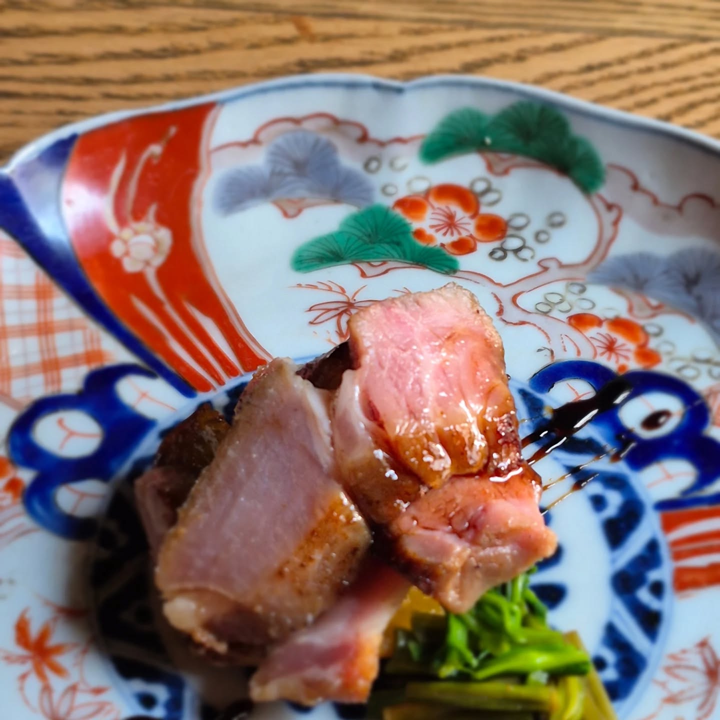 来月の献立
【先付】 蓮根 菜の花 甘納豆
【お凌ぎ】あん肝バターサンド
【椀】 蕪と蟹 すりながし
【刺身】 日替わり
【酒菜】 冬の酒菜いろいろ
【揚物】 白子天ぷら ワンスプーン
【焼物】 鱈昆布締め焼き
【箸休め】いちごと春菊 粒マスタード酢味噌【肉】 イベリコ豚味噌漬け 大学芋
【〆】 牛と牛蒡のごはん
【甘味】 水菓子
となりました
何卒よろしくお願いします。
写真は「イベリコ豚味噌漬け 大学芋」
大学芋は肉の下に隠れております
※※※※※※※※※※※※※※※※
浦和での両家顔合わせなど節目のお食事や接待
ご家族、友人のグループでのご利用にもおすすめです
ご予約はこちらからどうぞ
https://edisone.jp/agarifuji/
料理とお酒 あがりふじ
浦和区東仲町15-16 1階
定休日 月曜
営業時間
12:00〜23:00 ※最終入店21:00
(12:00~17:00は2日前までにご予約お願いします)