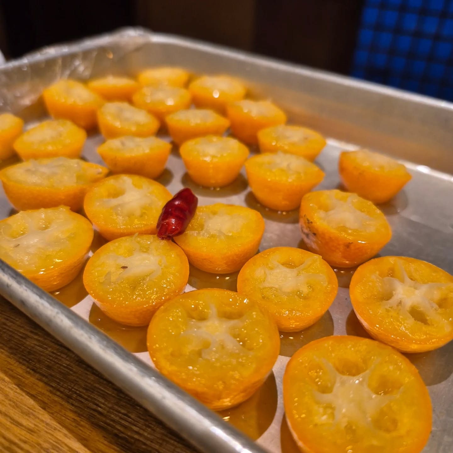 来月の献立(仮)
【先付】 甘酒のパンナコッタ 春野菜サラダ仕立て
【椀】 金時人参すりながし
【刺身】 日替わり
【八寸】 冬のつまみいろいろ
【酒菜】 里芋のり塩パルミジャーノ
【揚物】 白子揚げ出し 鼈甲餡 カリフラワーのピュレ
【焼物】 鱈酒盗焼き
【酢物】 蕪甘酢漬け
【肉】 合鴨と金柑
【〆】 カラスミ御飯
【甘味】 果物
の方向で考えてますが、いつもの通り変更になることもありますゆえよろしくお願いいたします
写真は「合鴨と金柑」の試作に使う金柑達です
※※※※※※※※※※※※※※※※
浦和での両家顔合わせなど節目のお食事や接待
ご家族、友人のグループでのご利用にもおすすめです
ご予約はこちらからどうぞ
https://edisone.jp/agarifuji/
料理とお酒 あがりふじ
浦和区東仲町15-16 1階
定休日 月曜
営業時間
12:00〜23:00 ※最終入店21:00
(12:00~17:00は2日前までにご予約お願いします)