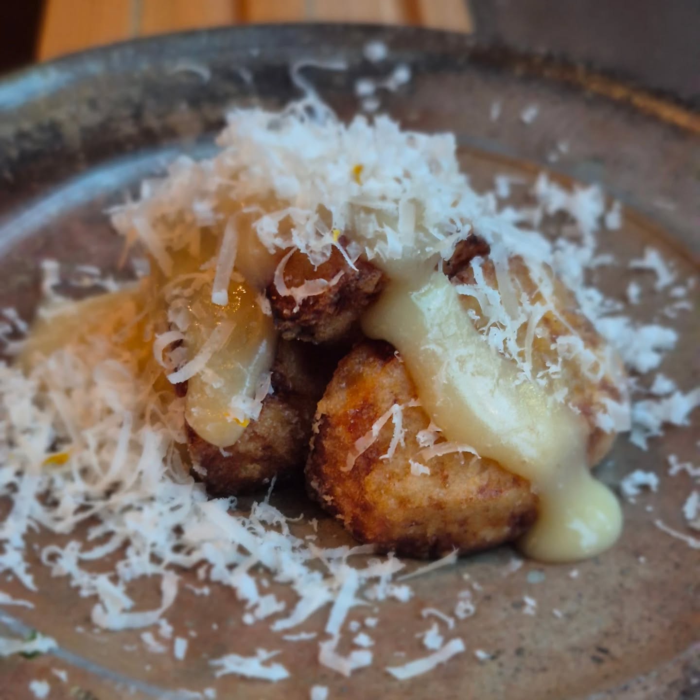 来月の試作
「里芋 パルミジャーノ」
薄味で炊いた里芋を唐揚げにして上からパルミジャーノ
今年はそこに玉味噌のソースを合わせてみました
まぁ違いなく美味しいんですが、目新しさにかける感があるので不採用
もう一捻りします。
※※※※※※※※※※※※※※※※
浦和での両家顔合わせなど節目のお食事や接待
ご家族、友人のグループでのご利用にもおすすめです
ご予約はこちらからどうぞ
https://edisone.jp/agarifuji/
料理とお酒 あがりふじ
浦和区東仲町15-16 1階
定休日 月曜
営業時間
12:00〜23:00 ※最終入店21:00
(12:00~17:00は2日前までにご予約お願いします)