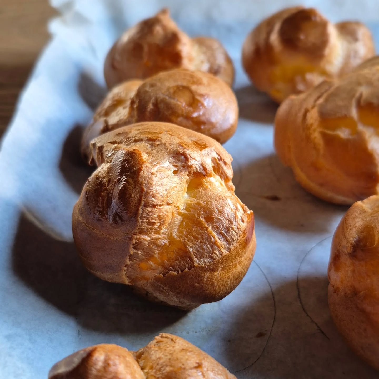 シュー生地焼いてみました
さて中に何入れますかね

※※※※※※※※※※※※※※※※

浦和での両家顔合わせなど節目のお食事や接待
ご家族、友人のグループでのご利用にもおすすめです

ご予約はこちらからどうぞ
https://edisone.jp/agarifuji/

料理とお酒　あがりふじ

浦和区東仲町15-16 1階

定休日　月曜

営業時間
12:00〜23:00　※最終入店21:00
(12:00～17:00は２日前までにご予約お願いします)