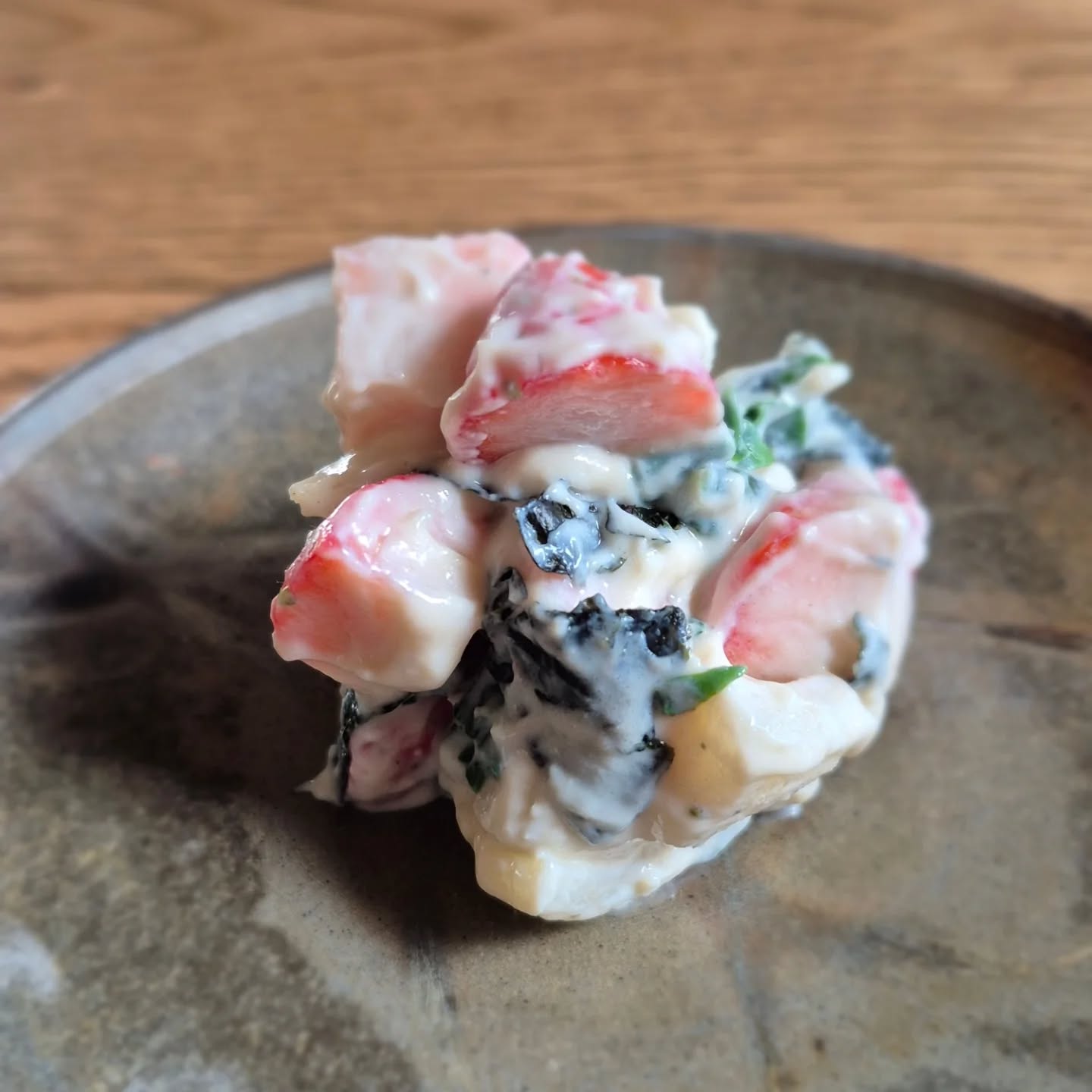 来月の試作
「白和え　苺　百合根　春菊　海苔」

苺の白和えは毎年作る一品ですが、合わせる食材はいつも変えてます

今年は苺と百合根を軸に春菊、海苔で香りと色を出しました

箸休めにどうぞ

※※※※※※※※※※※※※※※※

浦和での両家顔合わせなど節目のお食事や接待
ご家族、友人のグループでのご利用にもおすすめです

ご予約はこちらからどうぞ
https://edisone.jp/agarifuji/

料理とお酒　あがりふじ

浦和区東仲町15-16 1階

定休日　月曜

営業時間
12:00〜23:00　※最終入店21:00
(12:00～17:00は２日前までにご予約お願いします)