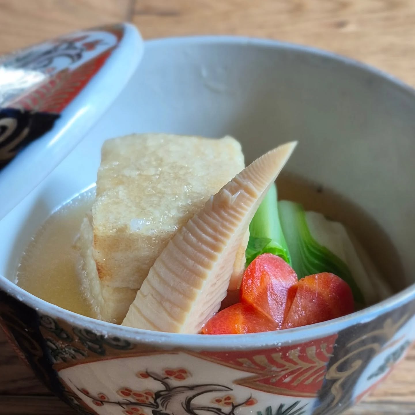 来月の試作
「高野豆腐オランダ煮」
油で揚げてから煮る調理法をオランダ煮といいます
甘く炊いた高野豆腐をオランダ煮にして春野菜とあわせました
たまにはこういうシンプルなのもいいかなと
※※※※※※※※※※※※※※※※
浦和での両家顔合わせなど節目のお食事や接待
ご家族、友人のグループでのご利用にもおすすめです
ご予約はこちらからどうぞ
https://edisone.jp/agarifuji/
料理とお酒 あがりふじ
浦和区東仲町15-16 1階
定休日 月曜
営業時間
12:00〜23:00 ※最終入店21:00
(12:00~17:00は2日前までにご予約お願いします)