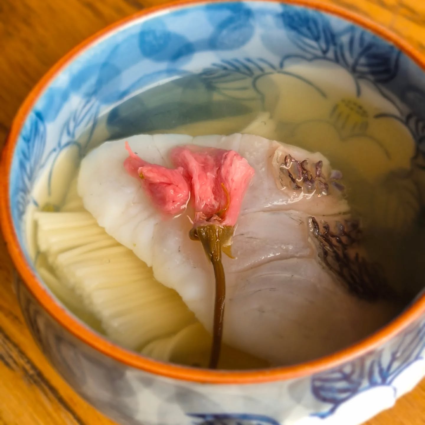 なんやかんや忙しくなかなか投稿できてないんですが試作は進んでおります

来月の試作
「煮麺　真鯛　桜」
桜の葉の塩漬けを出汁で煮出して香りをつけました
春らしい一品です
二品目のお凌ぎでお出ししようかと

明日か明後日には3月の献立発表いたします
よろしくお願いします

※※※※※※※※※※※※※※※※

浦和での両家顔合わせなど節目のお食事や接待
ご家族、友人のグループでのご利用にもおすすめです

ご予約はこちらからどうぞ
https://edisone.jp/agarifuji/

料理とお酒　あがりふじ

浦和区東仲町15-16 1階

定休日　月曜

営業時間
12:00〜23:00　※最終入店21:00
(12:00～17:00は２日前までにご予約お願いします)