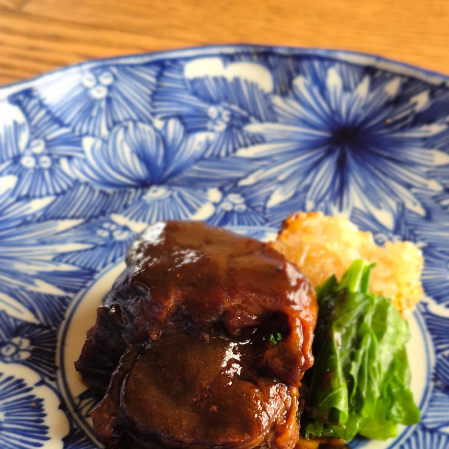「牛すね味噌煮」
赤ワインと香味野菜のペーストを加えてまろやかに仕上げました
付け合わせを何にするかで迷い中
マッシュポテトでもいいんだけど何か他のものはないか
今回は小さくまとめた焼きおにぎりを合わせてみましたが食感合わないんでこれは却下
※※※※※※※※※※※※※※※※
浦和での両家顔合わせなど節目のお食事や接待
ご家族、友人のグループでのご利用にもおすすめです
ご予約はこちらからどうぞ
https://edisone.jp/agarifuji/
料理とお酒 あがりふじ
浦和区東仲町15-16 1階
定休日 月曜
営業時間
12:00〜23:00 ※最終入店21:00
(12:00~17:00は2日前までにご予約お願いします)