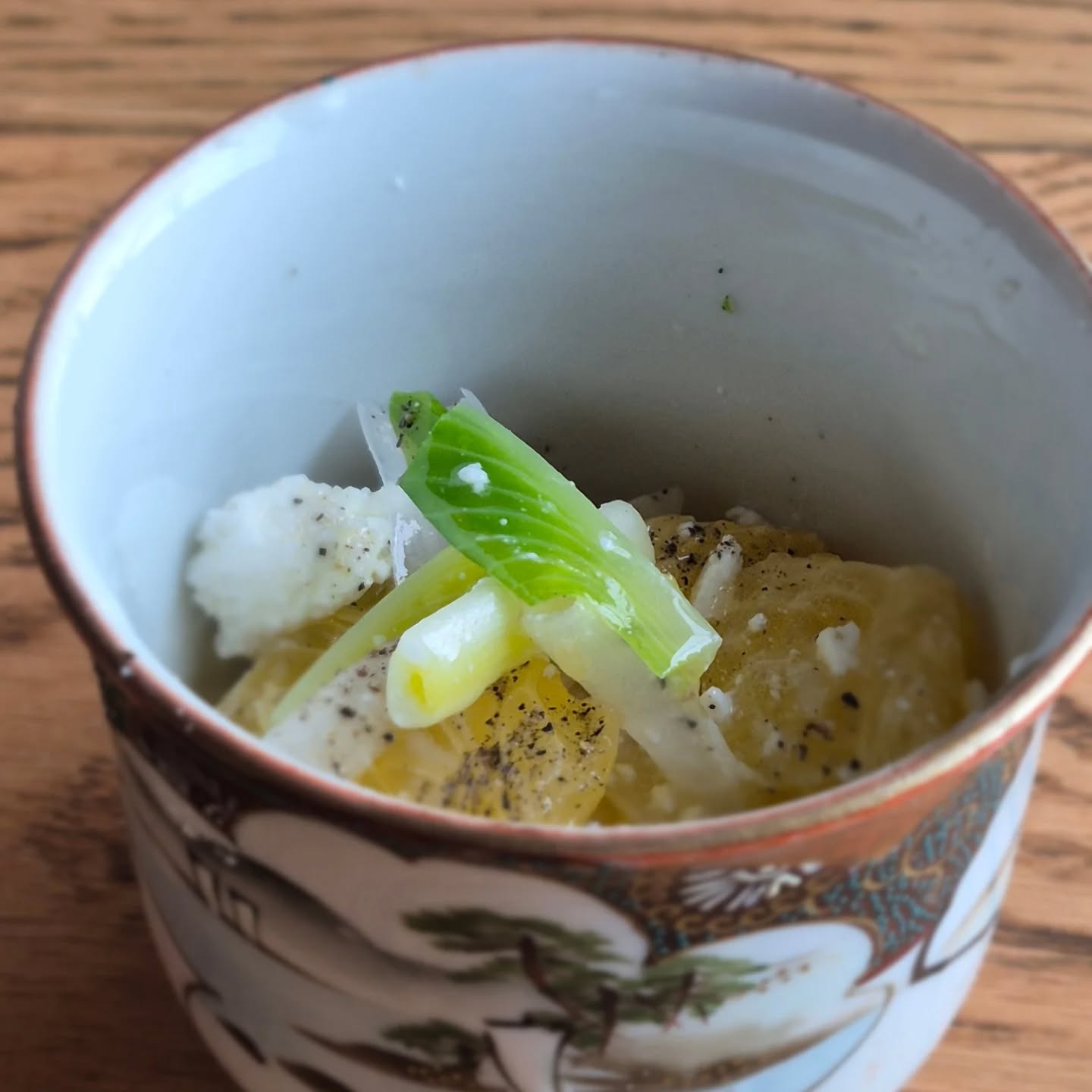 来月の試作
「八朔 うるい カッテージチーズ」
太白胡麻油と塩、ブラックペッパーで和えるシンプルなサラダのような一品
箸休めでお出ししようかと
※※※※※※※※※※※※※※※※
浦和での両家顔合わせなど節目のお食事や接待
ご家族、友人のグループでのご利用にもおすすめです
ご予約はこちらからどうぞ
https://edisone.jp/agarifuji/
料理とお酒 あがりふじ
浦和区東仲町15-16 1階
定休日 月曜
営業時間
12:00〜23:00 ※最終入店21:00
(12:00~17:00は2日前までにご予約お願いします)