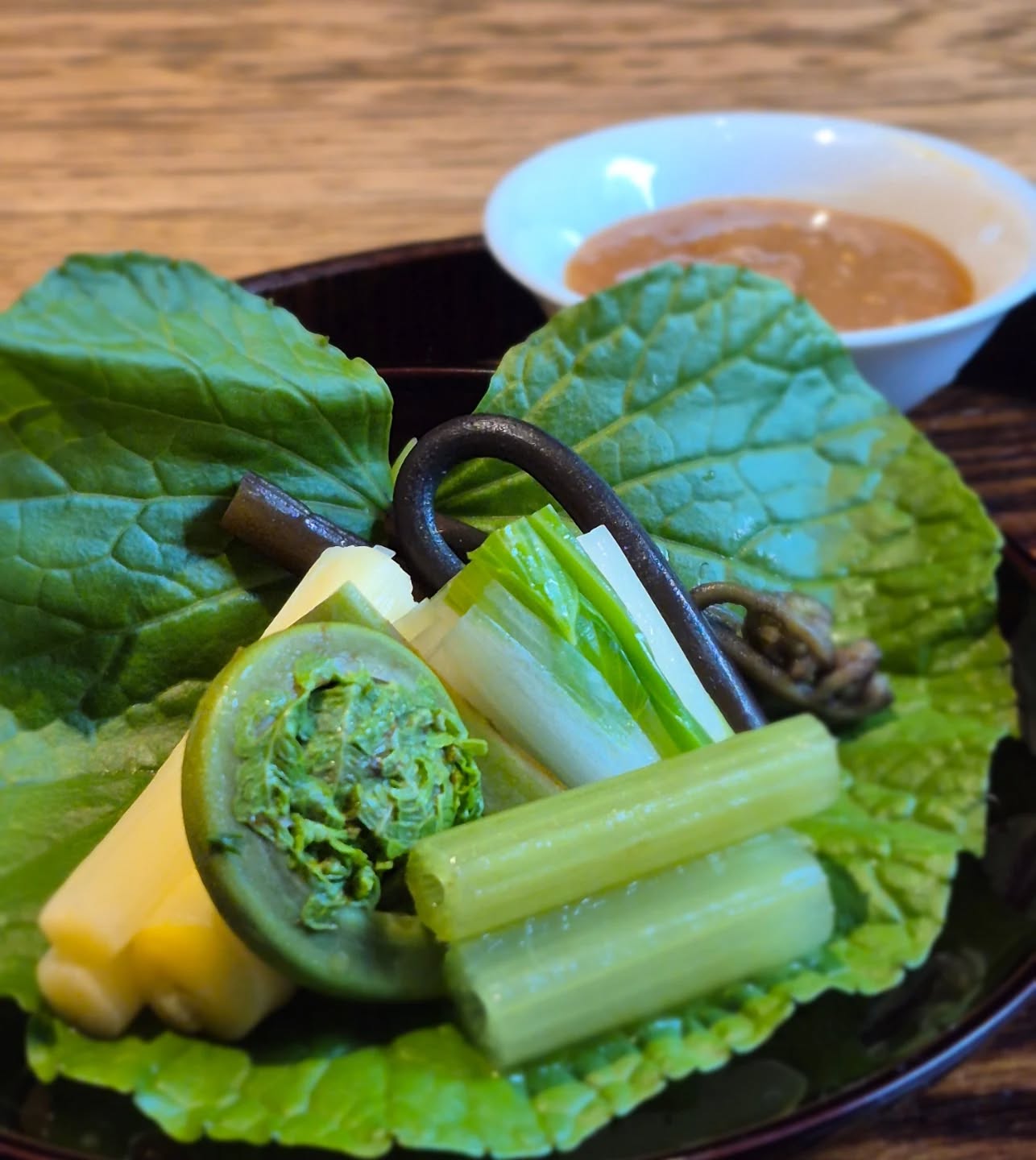 来月の試作
「春野菜 田舎からし酢味噌」
うちにしては珍しくシンプルな仕立てです
たまにはこういうのもいいかなと
決して面白いものが思いつかなかったから仕方なく…とかそういうということではないてすよ
※※※※※※※※※※※※※※※※
浦和での両家顔合わせなど節目のお食事や接待
ご家族、友人のグループでのご利用にもおすすめです
ご予約はこちらからどうぞ
https://edisone.jp/agarifuji/
料理とお酒 あがりふじ
浦和区東仲町15-16 1階
定休日 月曜
営業時間
12:00〜23:00 ※最終入店21:00
(12:00~17:00は2日前までにご予約お願いします)