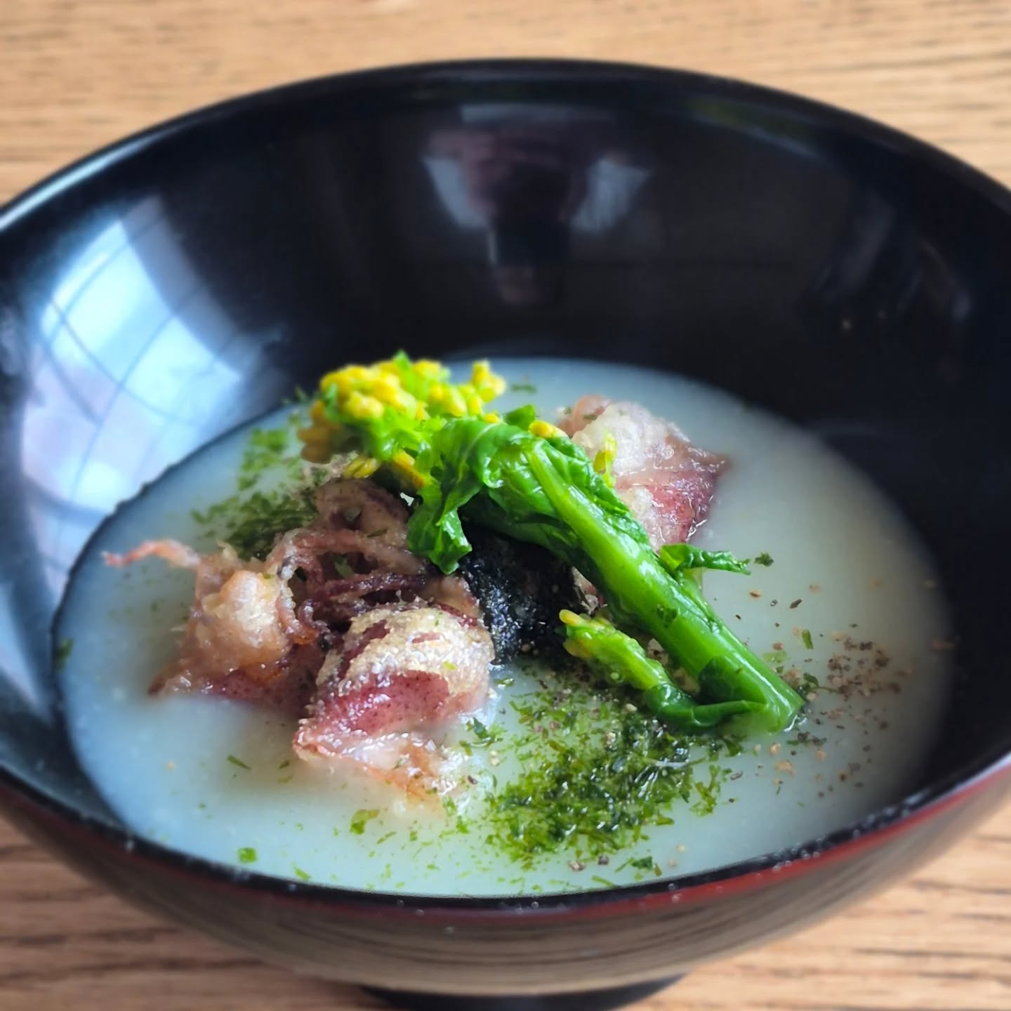 来月の試作
「ホタルイカ 新じゃがすりながし」
新じゃがのすりながしとホタルイカの天ぷら
香りで青のり、ブラックペッパー
一品としてのボリュームに少しかけるので筍素揚げを足そうと思ってます
とりあえず今の段階で思いついたことは全て試作しました
他はノーアイディアです
先付けやらなんやら他5品ほどはこれから捻りだします
頑張れオレ
※※※※※※※※※※※※※※※※
浦和での両家顔合わせなど節目のお食事や接待
ご家族、友人のグループでのご利用にもおすすめです
ご予約はこちらからどうぞ
https://edisone.jp/agarifuji/
料理とお酒 あがりふじ
浦和区東仲町15-16 1階
定休日 月曜
営業時間
12:00〜23:00 ※最終入店21:00
(12:00~17:00は2日前までにご予約お願いします)