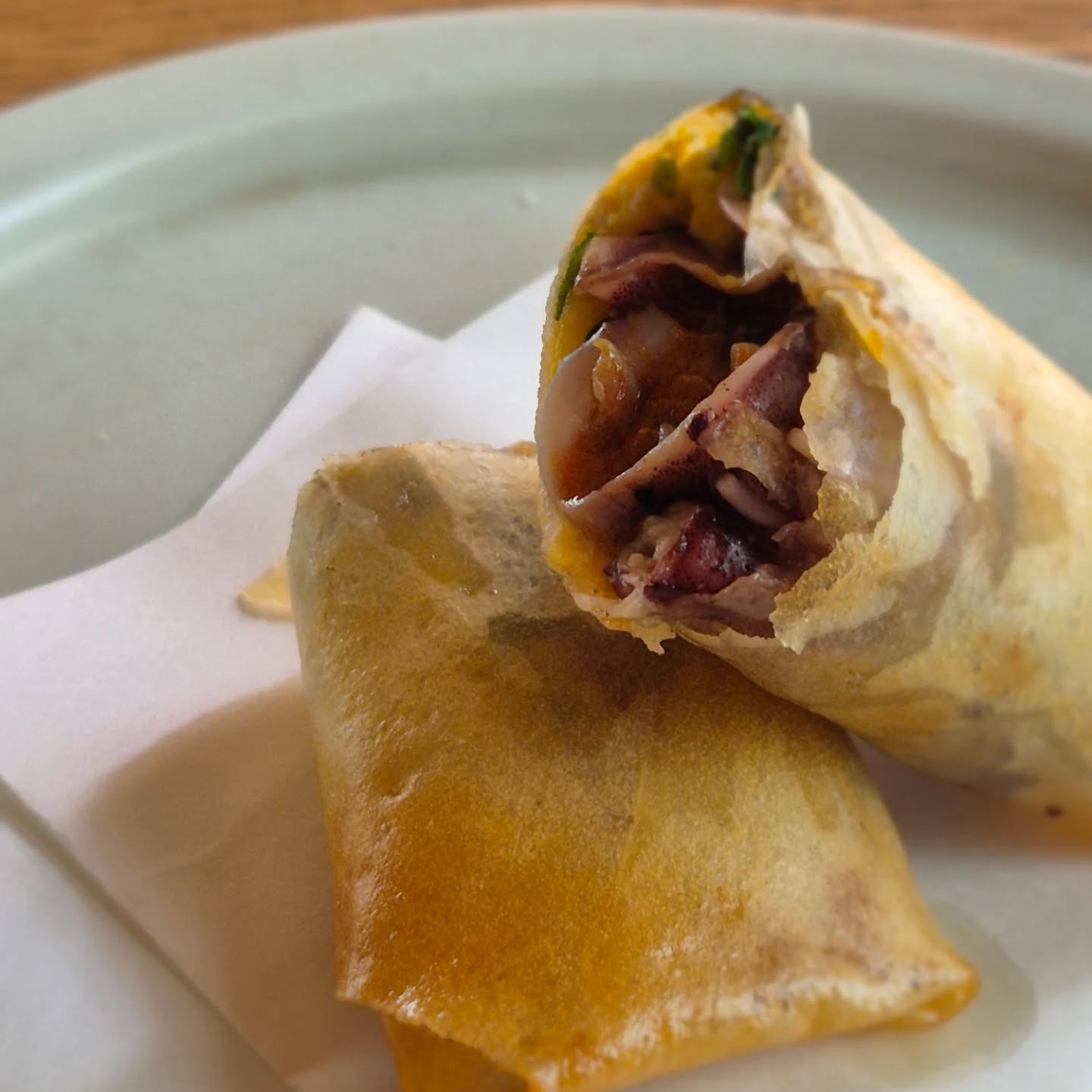 来月の試作
「ホタルイカ　ニラ玉　春巻き」

写真下手なもんでニラ玉部分があんまり見えてないですがちゃんといれております

※※※※※※※※※※※※※※※※

浦和での両家顔合わせなど節目のお食事や接待
ご家族、友人のグループでのご利用にもおすすめです

ご予約はこちらからどうぞ
https://edisone.jp/agarifuji/

料理とお酒　あがりふじ

浦和区東仲町15-16 1階

定休日　月曜

営業時間
12:00〜23:00　※最終入店21:00
(12:00～17:00は２日前までにご予約お願いします)