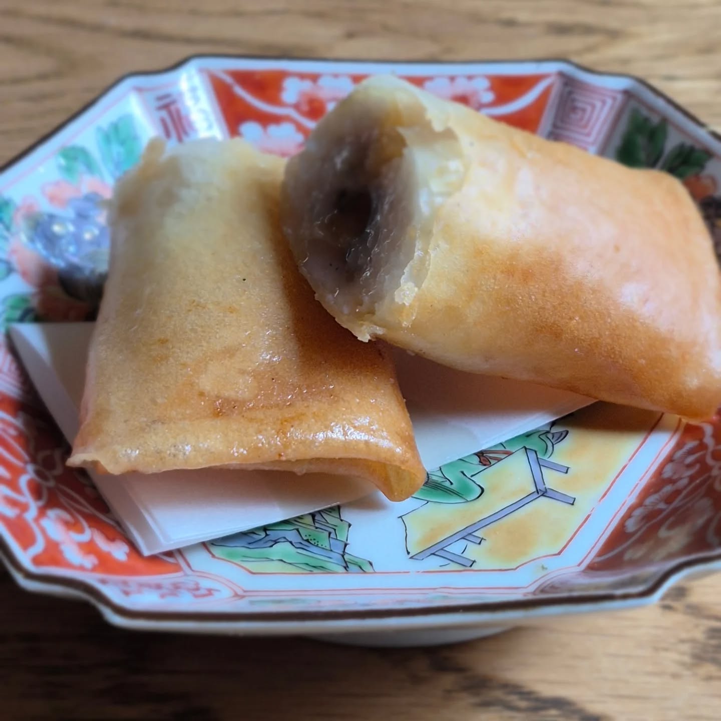 来月の試作
「春巻き ハモ 玉ねぎ」
ハモすきをイメージしてトロトロになるまで炊いた玉ねぎと皮を焦がすくらい炙ったハモを春巻きで
玉ねぎの甘さ、ハモの香ばしさ、春巻きのパリパリ
いい感じの仕上がりかと
※※※※※※※※※※※※※※※※
浦和での両家顔合わせなど節目のお食事や接待
ご家族、友人のグループでのご利用にもおすすめです
ご予約はこちらからどうぞ
https://edisone.jp/agarifuji/
料理とお酒 あがりふじ
浦和区東仲町15-16 1階
定休日 月曜
営業時間
12:00〜23:00 ※最終入店21:00
(12:00~17:00は2日前までにご予約お願いします)