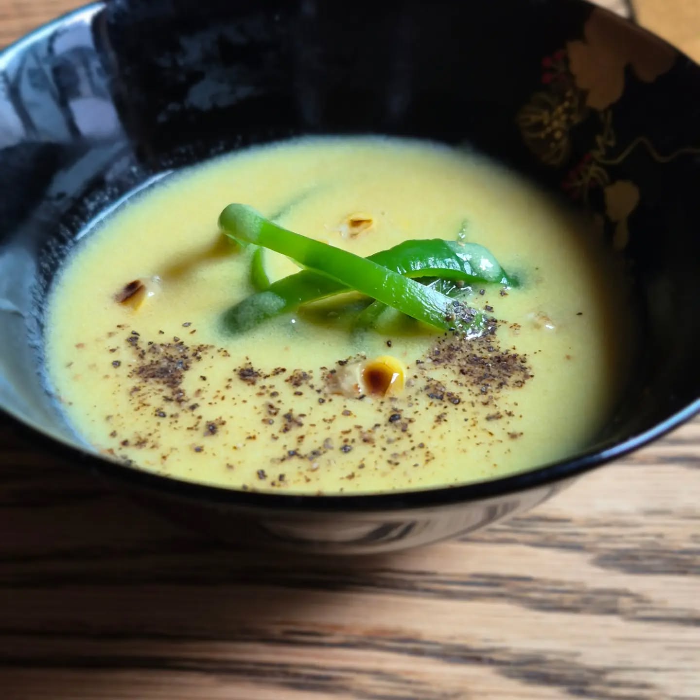 今月の料理
「とうもろこしすりながし」
出汁ととうもろこしでつくった汁物です
焼いた万願寺唐辛子ととうもろこしの粒を添えました
とうもろこしの甘さと万願寺唐辛子の青っぽさがよく合います
※※※※※※※※※※※※※※※※
浦和での両家顔合わせなど節目のお食事や接待
ご家族、友人のグループでのご利用にもおすすめです
ご予約はこちらからどうぞ
https://edisone.jp/agarifuji/
料理とお酒 あがりふじ
浦和区東仲町15-16 1階
定休日 月曜
営業時間
12:00〜23:00 ※最終入店21:00
(12:00~17:00は2日前までにご予約お願いします)