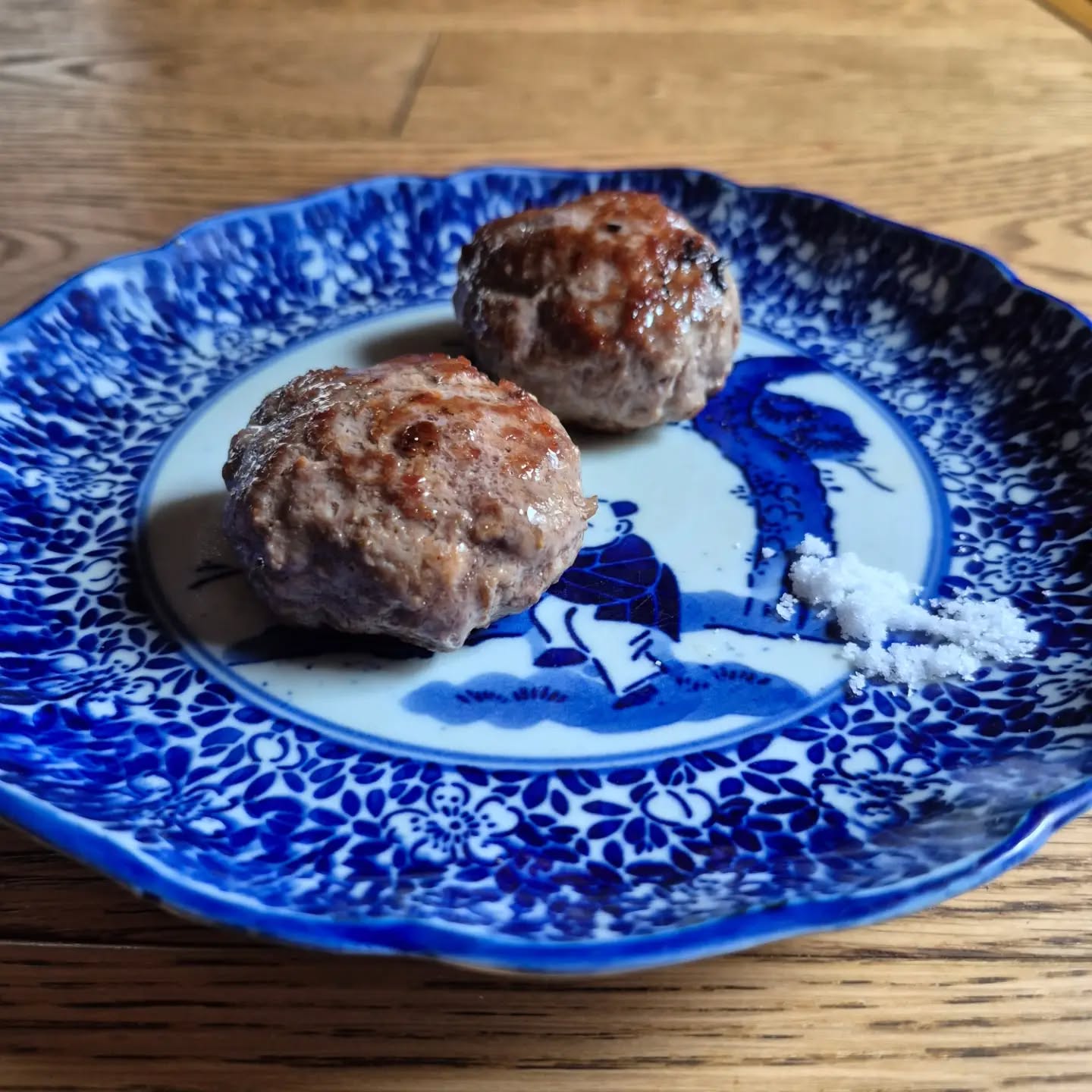 試作というか実験
「ラムつくね」
ラム挽きをよく練って焼いたのとほぼ練らずに焼いたもの
よく練った方が肉汁が多い
保水力が上がるせいかな
ただ、弾力がありすぎて箸で切れない
逆にほぼ練らなかった方は箸で切れるが肉汁の多さ、食感に物足りなさも感じる

今までなんとなくやってきたこともちゃんと見直すと色々気付くもんですね

※※※※※※※※※※※※※※※※

浦和での両家顔合わせなど節目のお食事や接待
ご家族、友人のグループでのご利用にもおすすめです

ご予約はこちらからどうぞ
https://edisone.jp/agarifuji/

料理とお酒　あがりふじ

浦和区東仲町15-16 1階

定休日　月曜

営業時間
12:00〜23:00　※最終入店21:00
(12:00～17:00は２日前までにご予約お願いします)