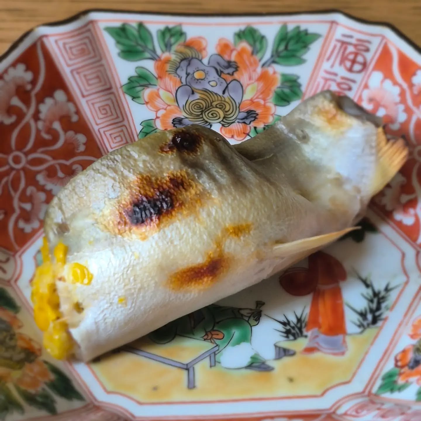本日は久々に予約のない木曜日となりましたのでお休みいただきます

写真は来月の試作というかその手前というか
「鮎にとうもろこしを挟んで焼いたもの」です
これをベースに次の料理作っていこうと思います

※※※※※※※※※※※※※※※※

浦和での両家顔合わせなど節目のお食事や接待
ご家族、友人のグループでのご利用にもおすすめです

ご予約はこちらからどうぞ
https://edisone.jp/agarifuji/

料理とお酒　あがりふじ

浦和区東仲町15-16 1階

定休日　月曜

営業時間
12:00〜23:00　※最終入店21:00
(12:00～17:00は２日前までにご予約お願いします)